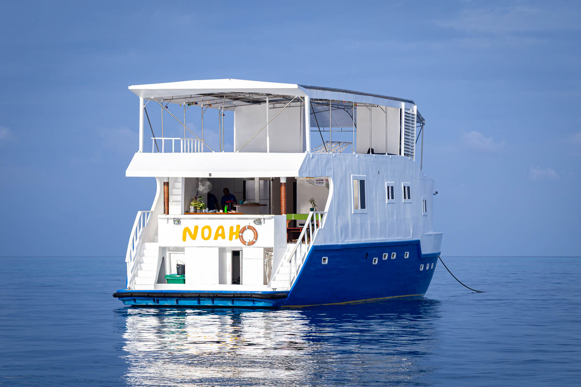 Noah Surfari Maldives – Vue arrière du bateau dans le lagon