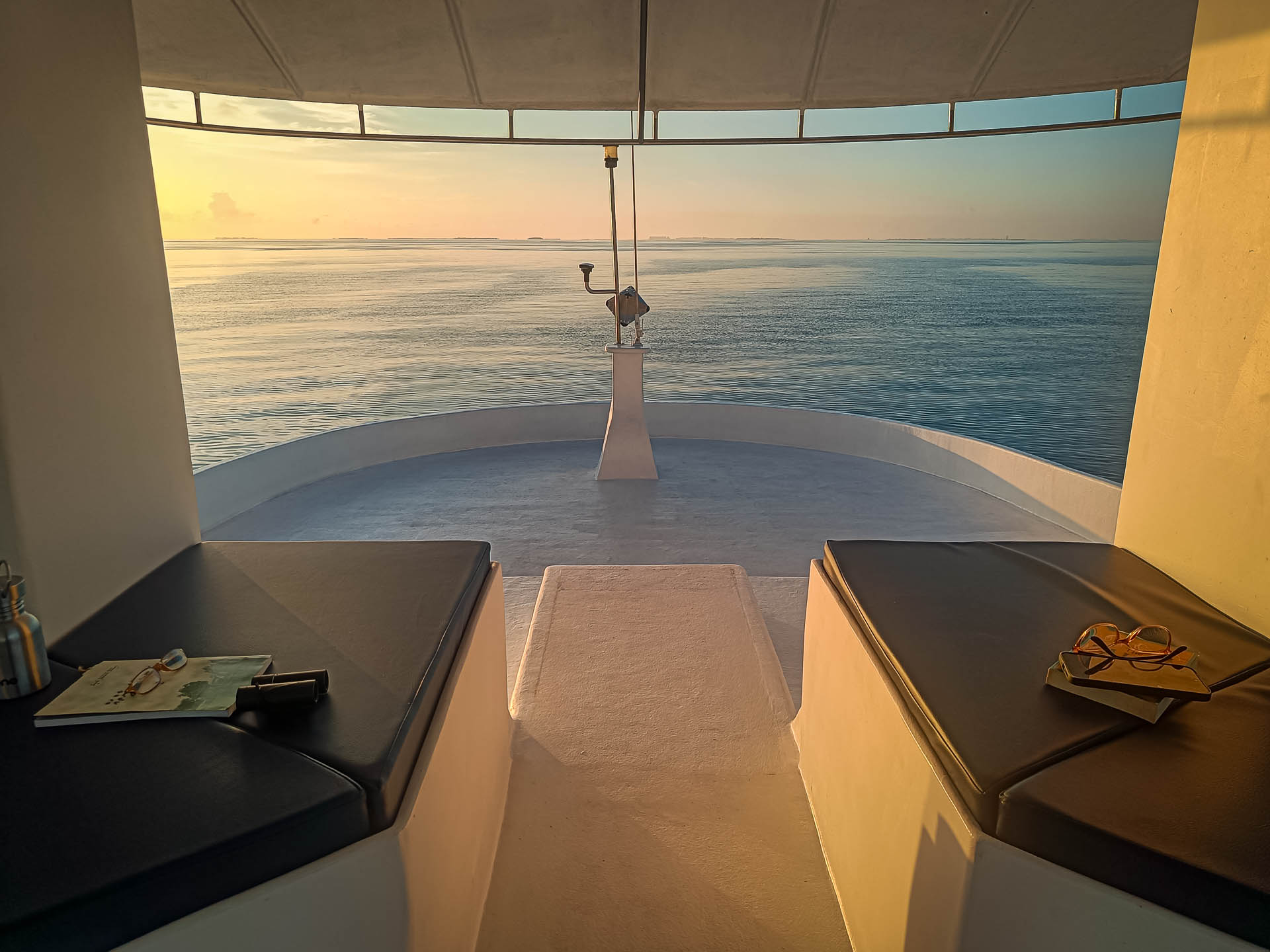 Noah Surfari Maldives – Matelas de détente sur le pont supérieur