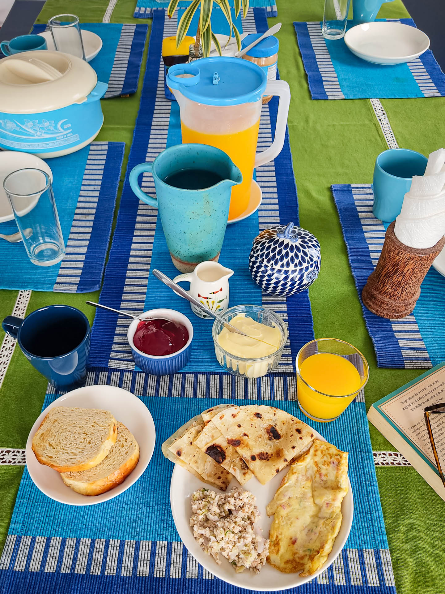 Noah Surfari Maldives – Petit-déjeuner servi à bord