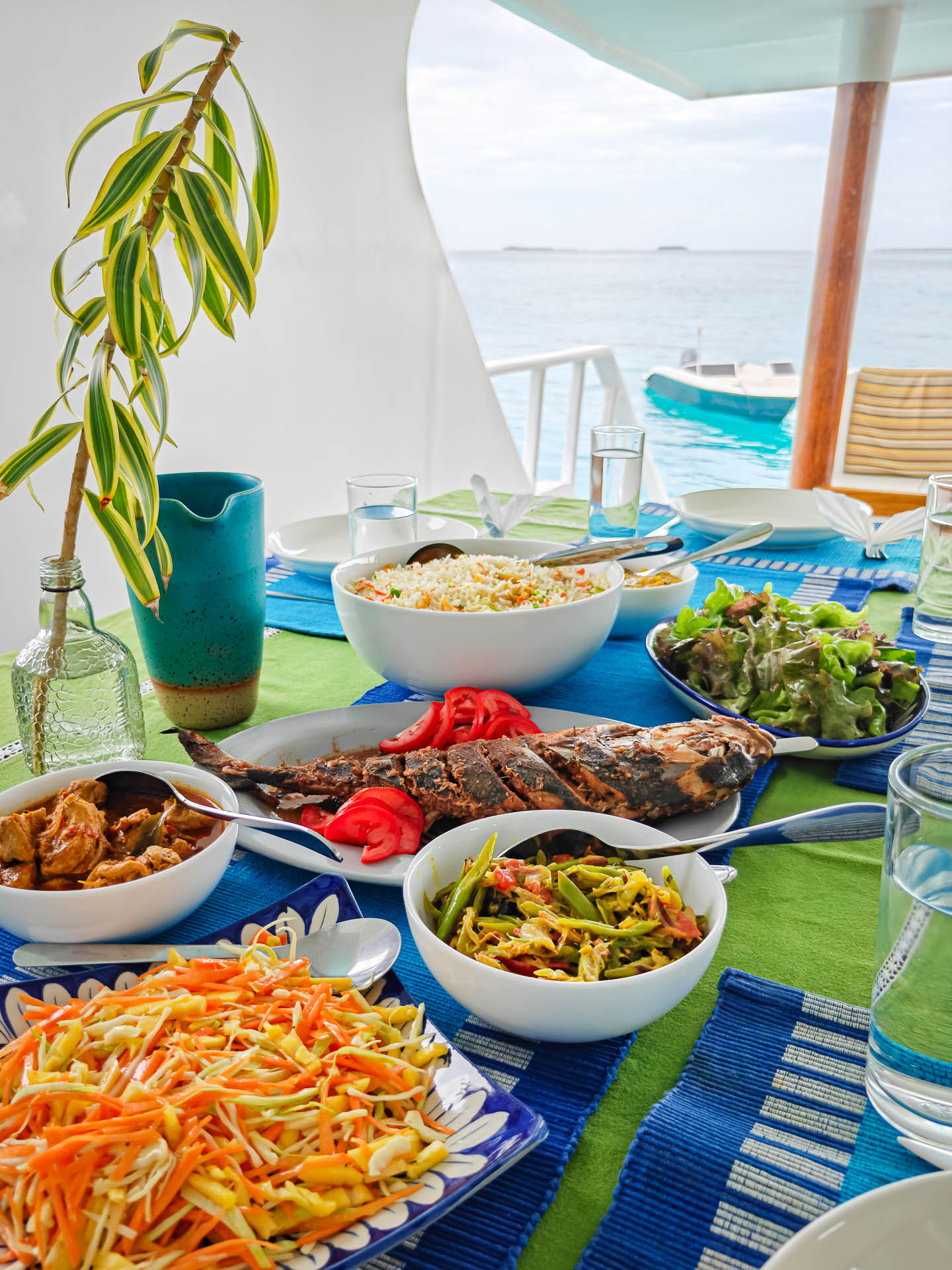 Noah Surfari Maldives – Déjeuner avec poisson grillé et légumes