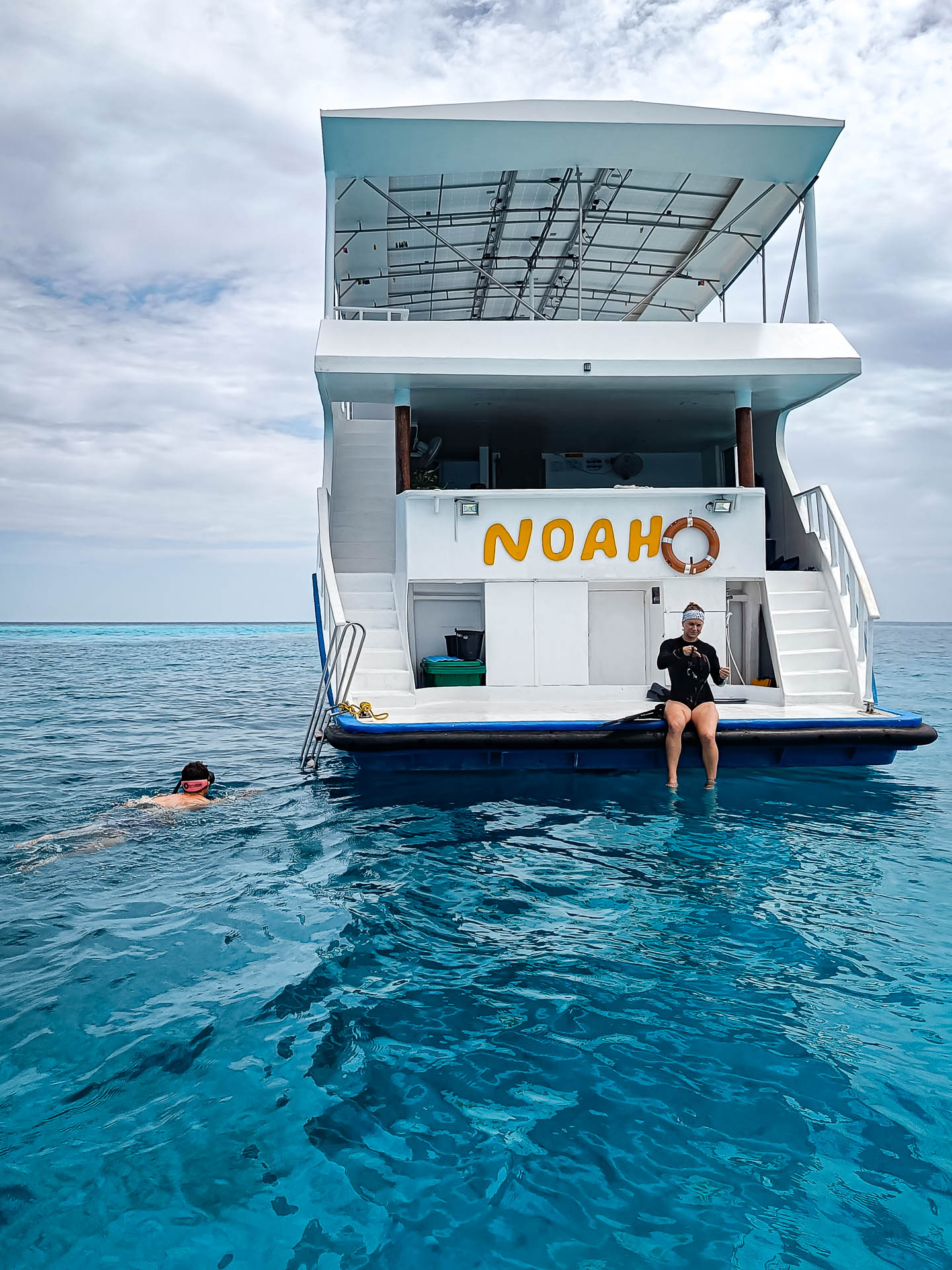 Noah Surfari Maldives – Préparation d’une sortie snorkeling à l’arrière du bateau
