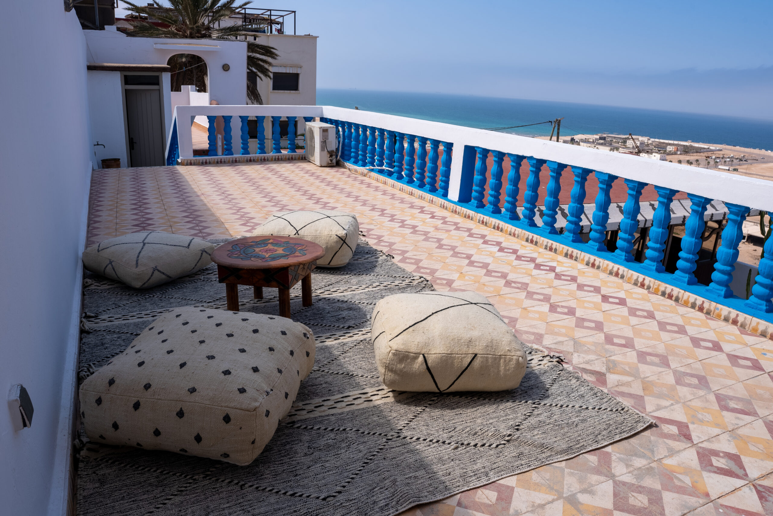 Dynamic Loisirs à Tamraght – espace détente sur la terrasse