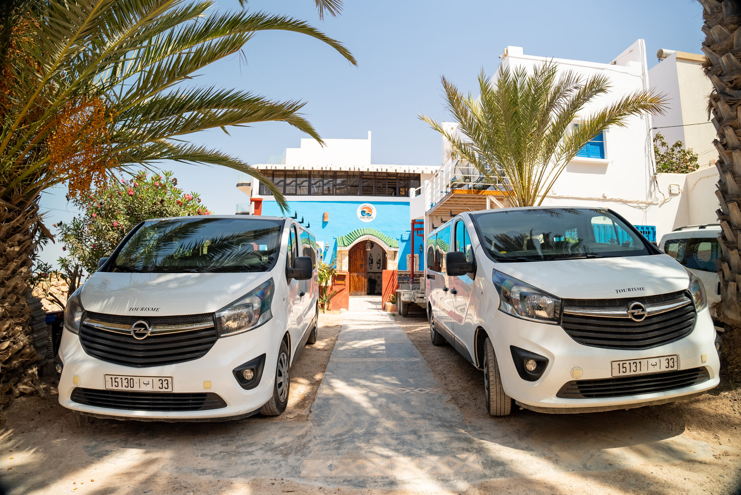 Dynamic Loisirs à Tamraght – véhicules devant le surf camp