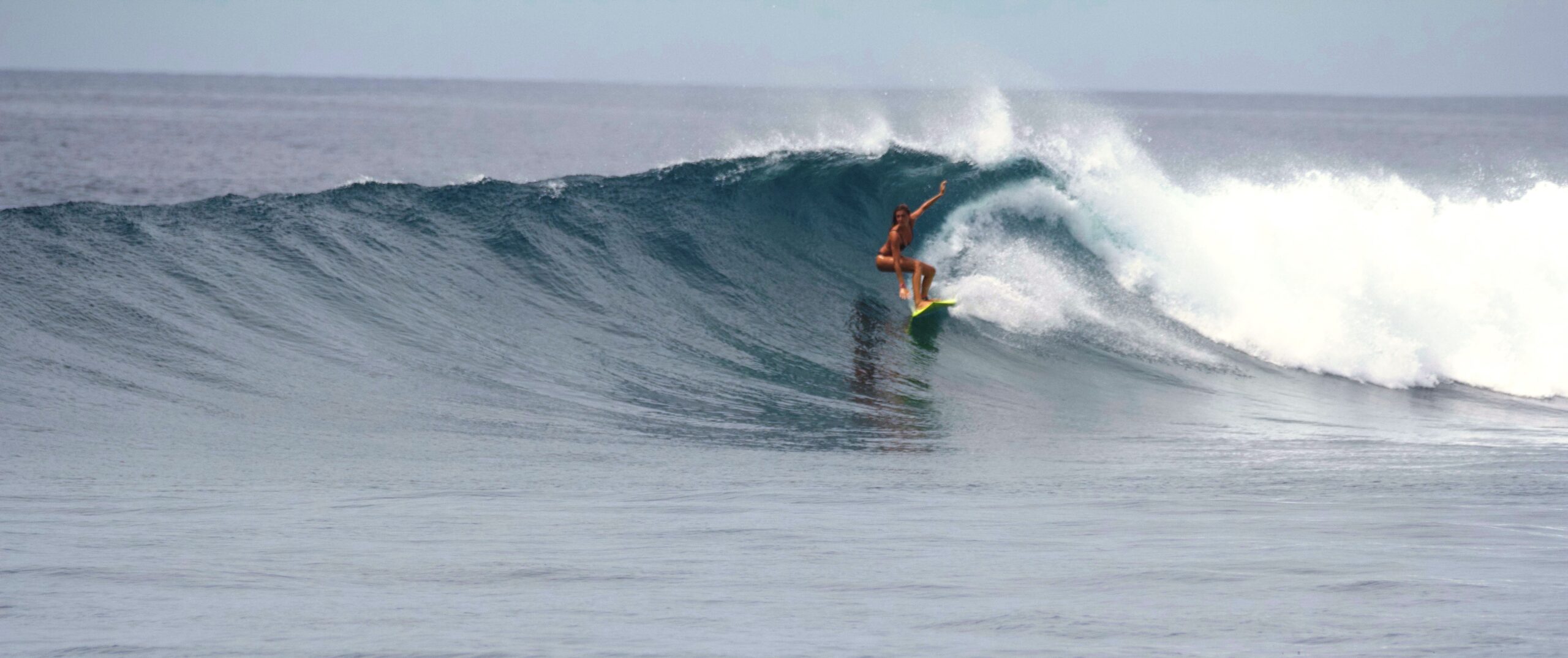 Noah Surfari Maldives – Surfeuse backside sur la vague de Cokes