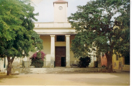 La place de l'église à Gorée