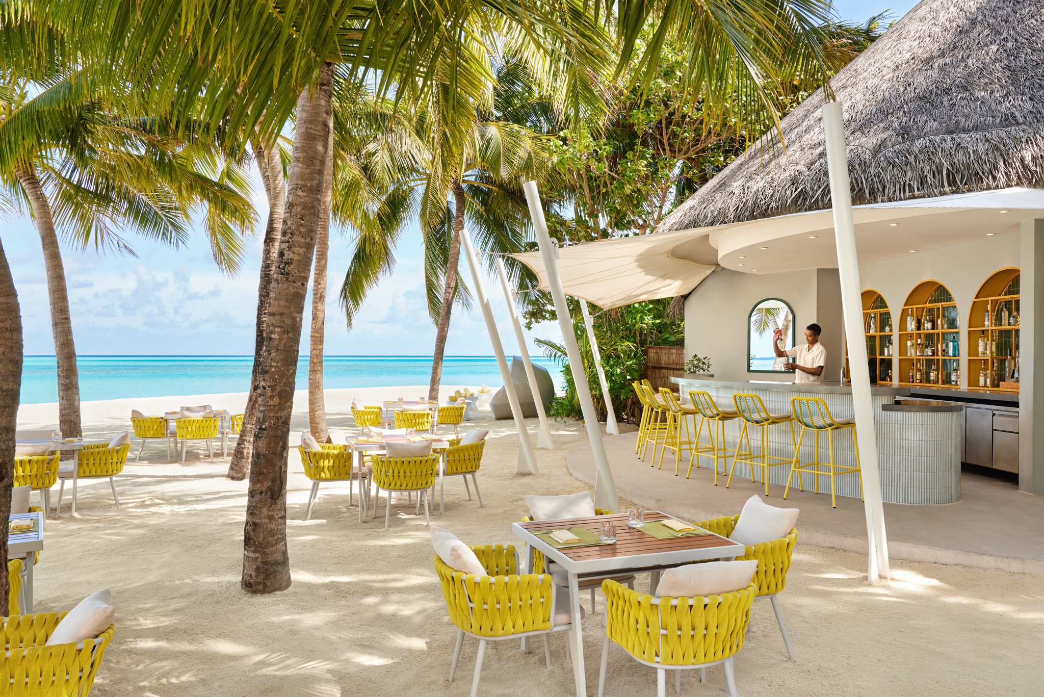 Niyama Private Islands - Restaurant Dune bartender