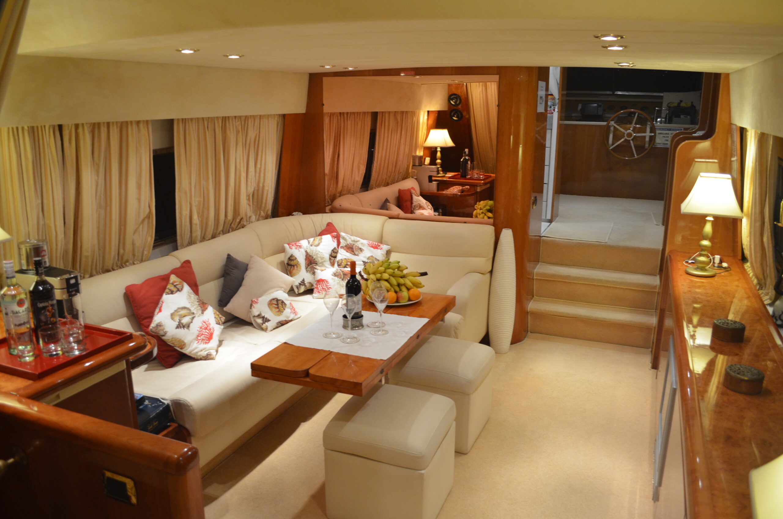 Fascination Maldives – Salon intérieur du yacht