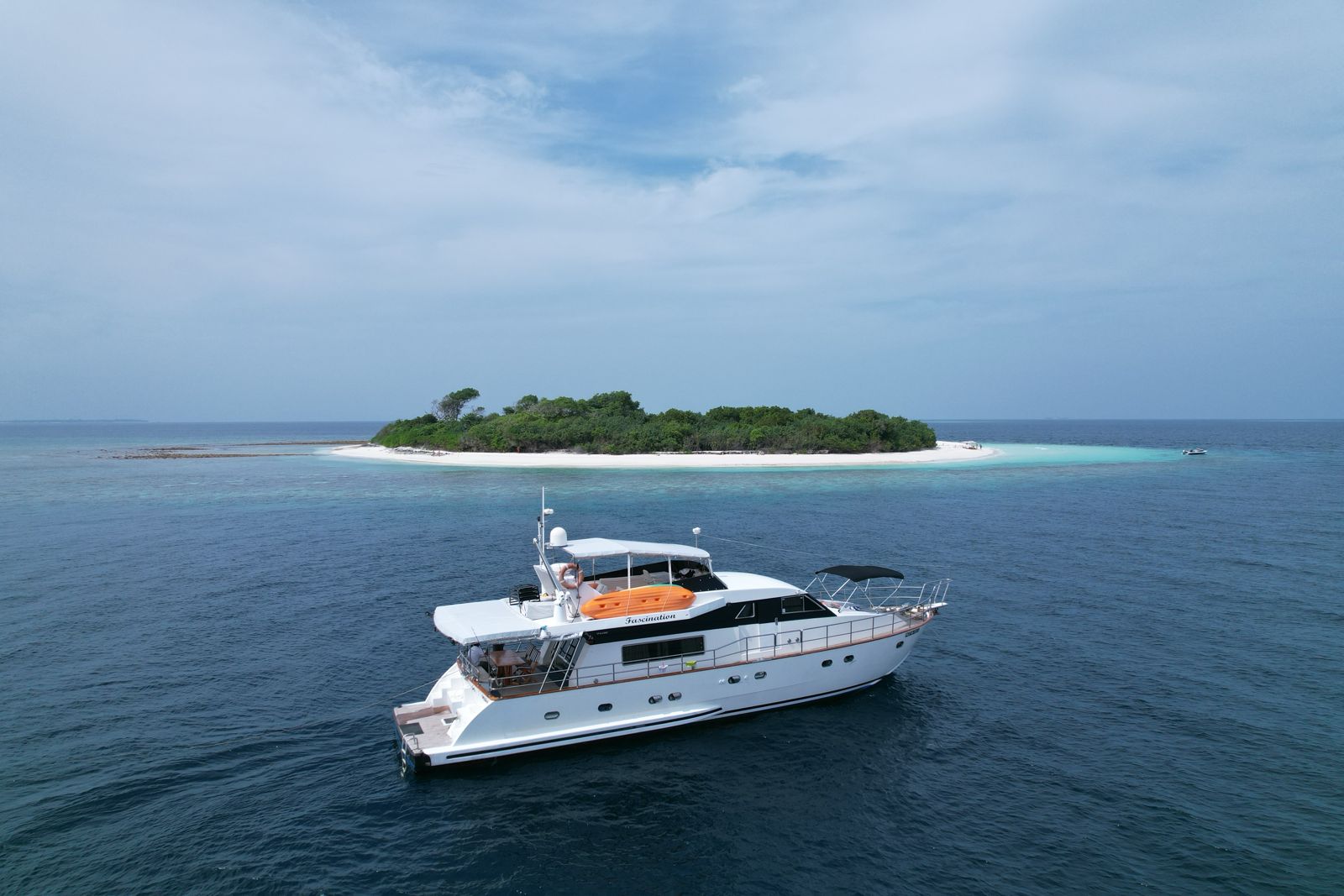Fascination Maldives – Yacht de luxe face à un atoll des Maldives
