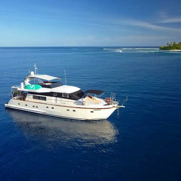 Fascination Maldives – Yacht face à un spot de surf aux Maldives