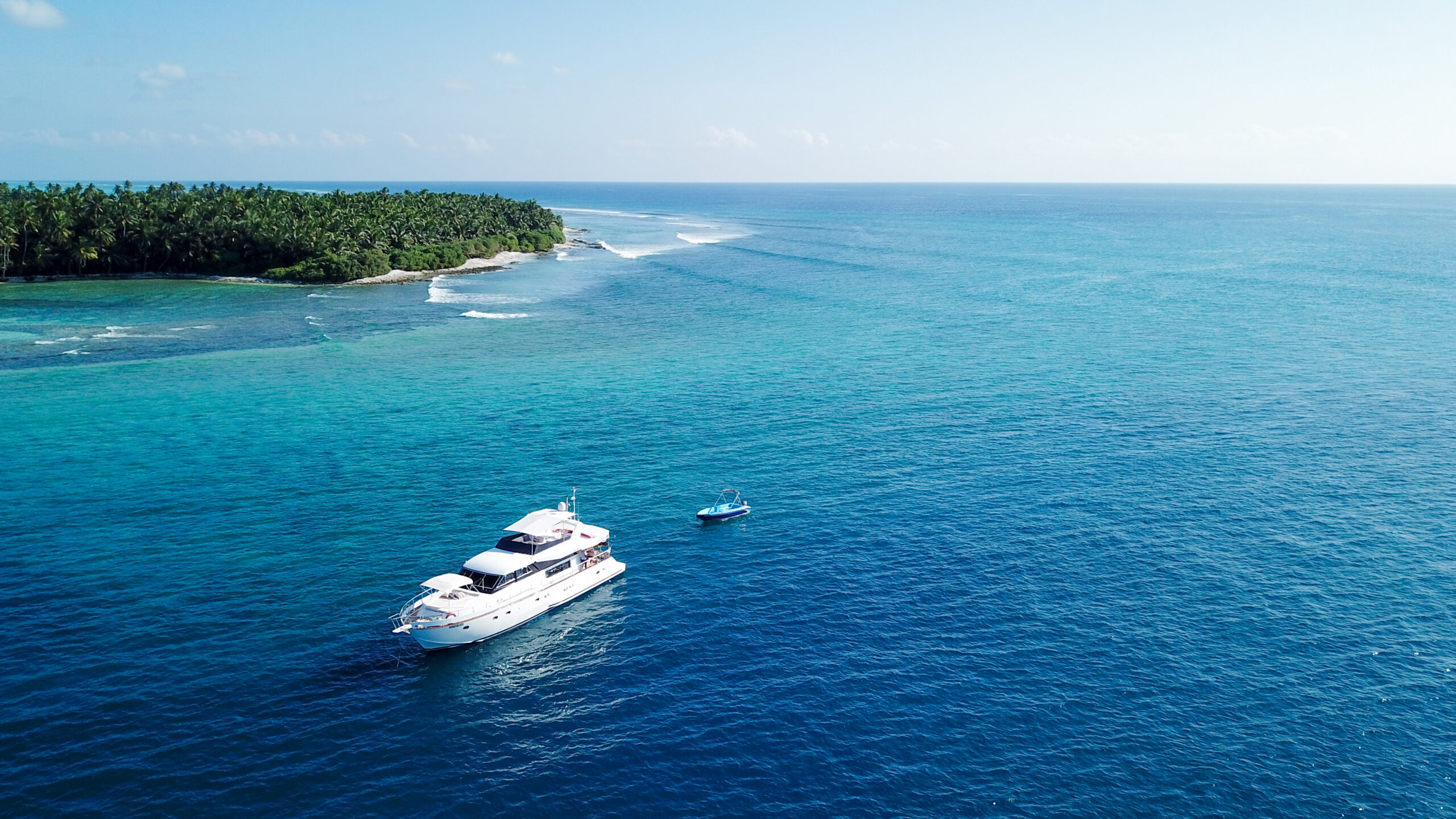 Fascination Maldives – Yacht face à un spot de surf aux Maldives