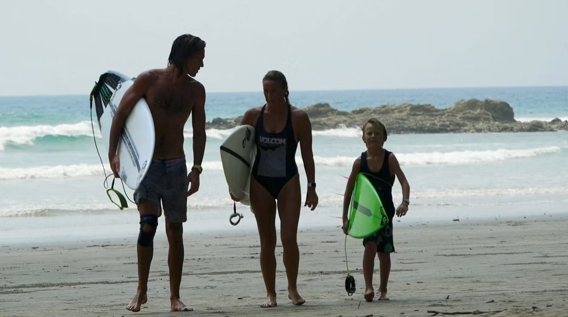 Delphine et Louis Guiffant avec l’un de leurs enfants sortant de l’océan à Santa Teresa