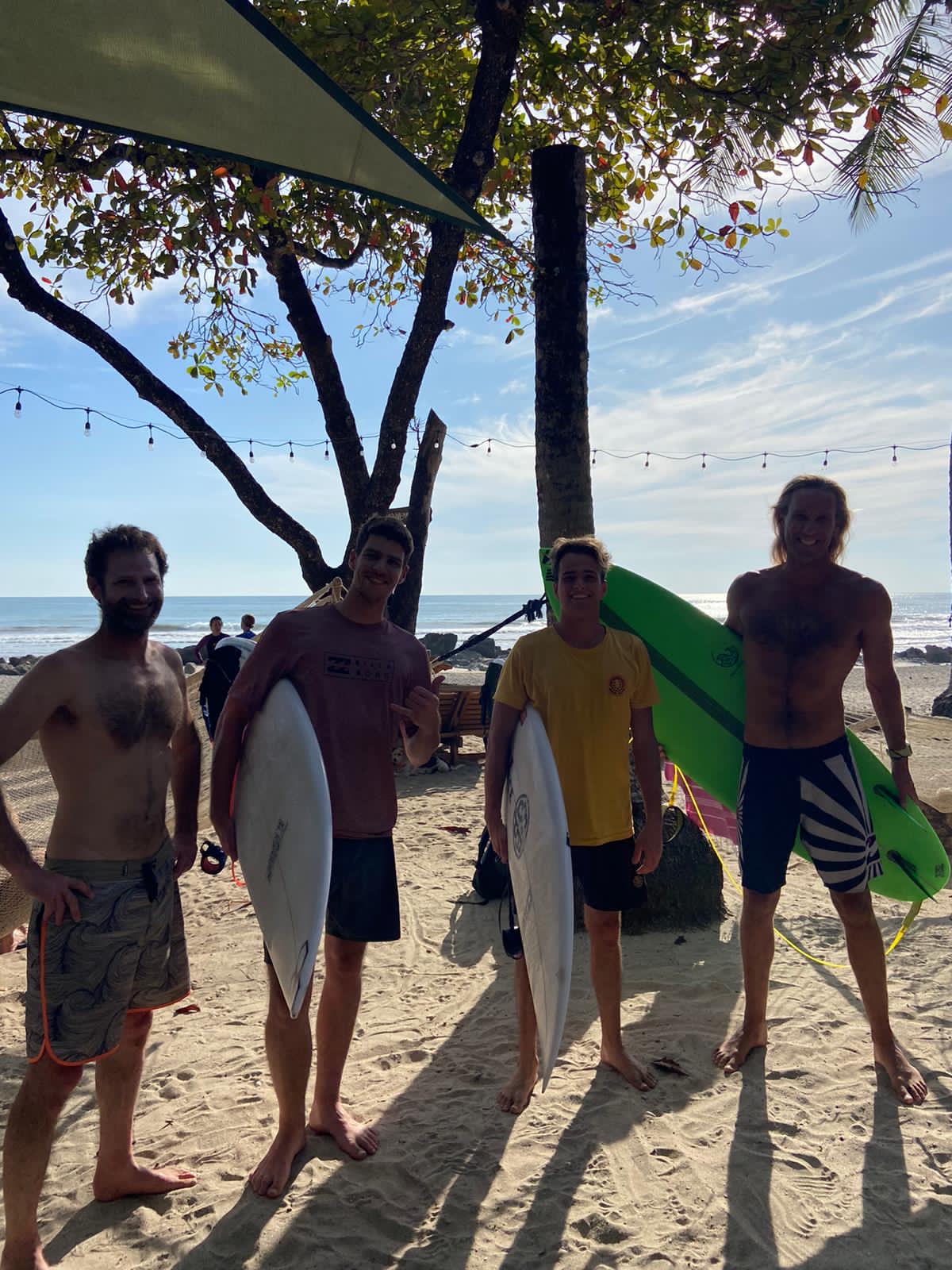 Surf Santa Teresa Costa Rica – Surfeurs sur la plage