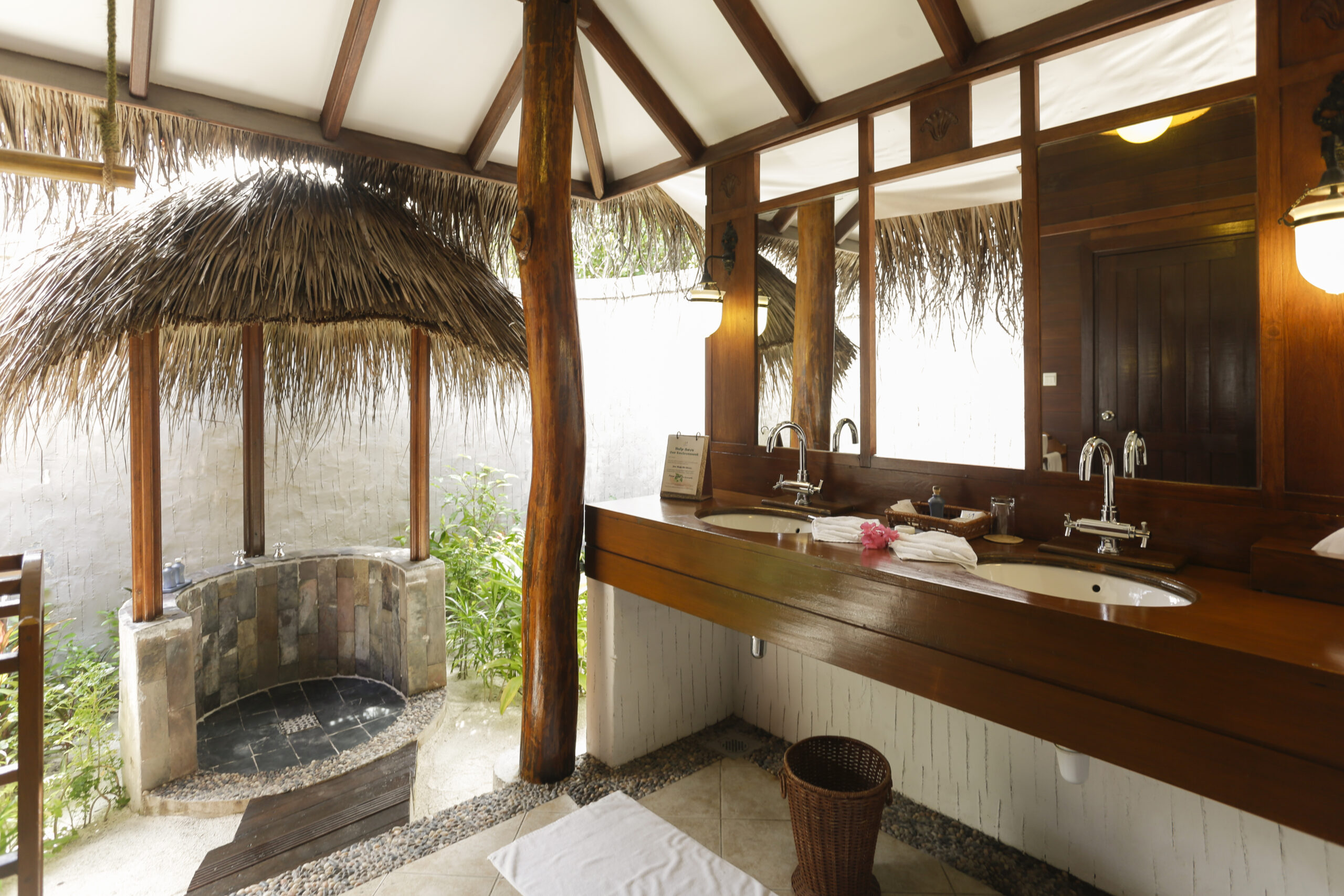 EQ Surf Retreat and Medhufushi : Une Beach Villa