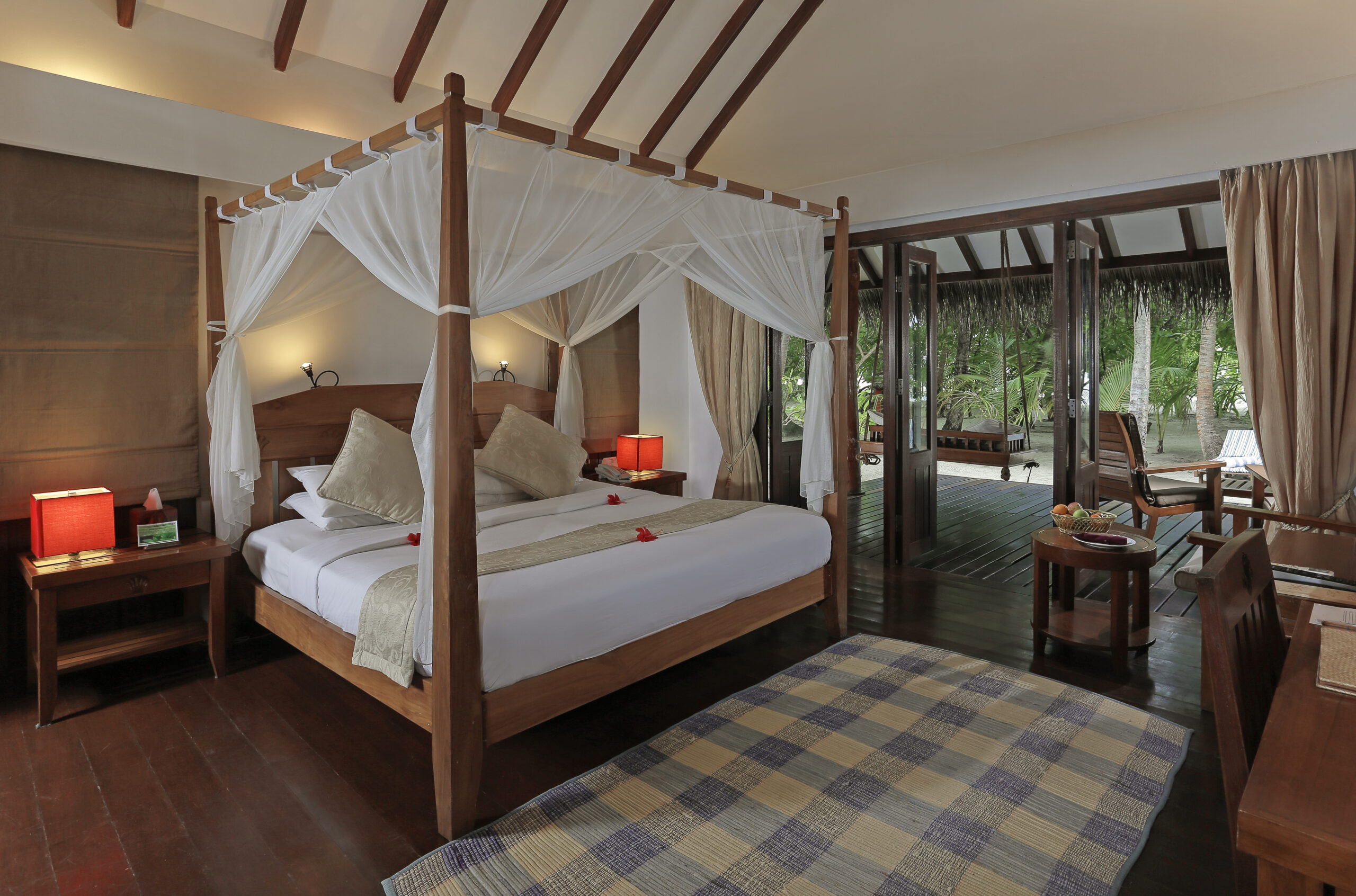 EQ Surf Retreat and Medhufushi : Une Beach Villa