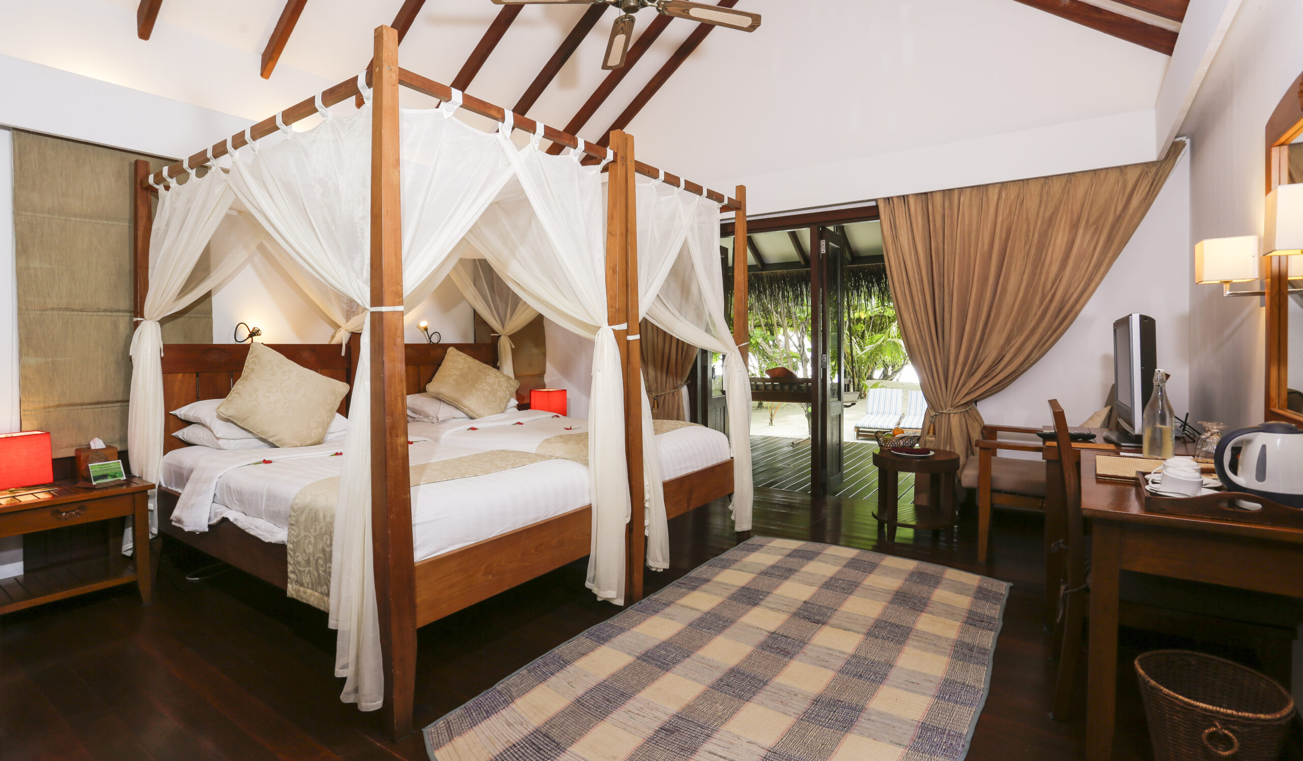 EQ Surf Retreat and Medhufushi : Une Beach Villa Suite