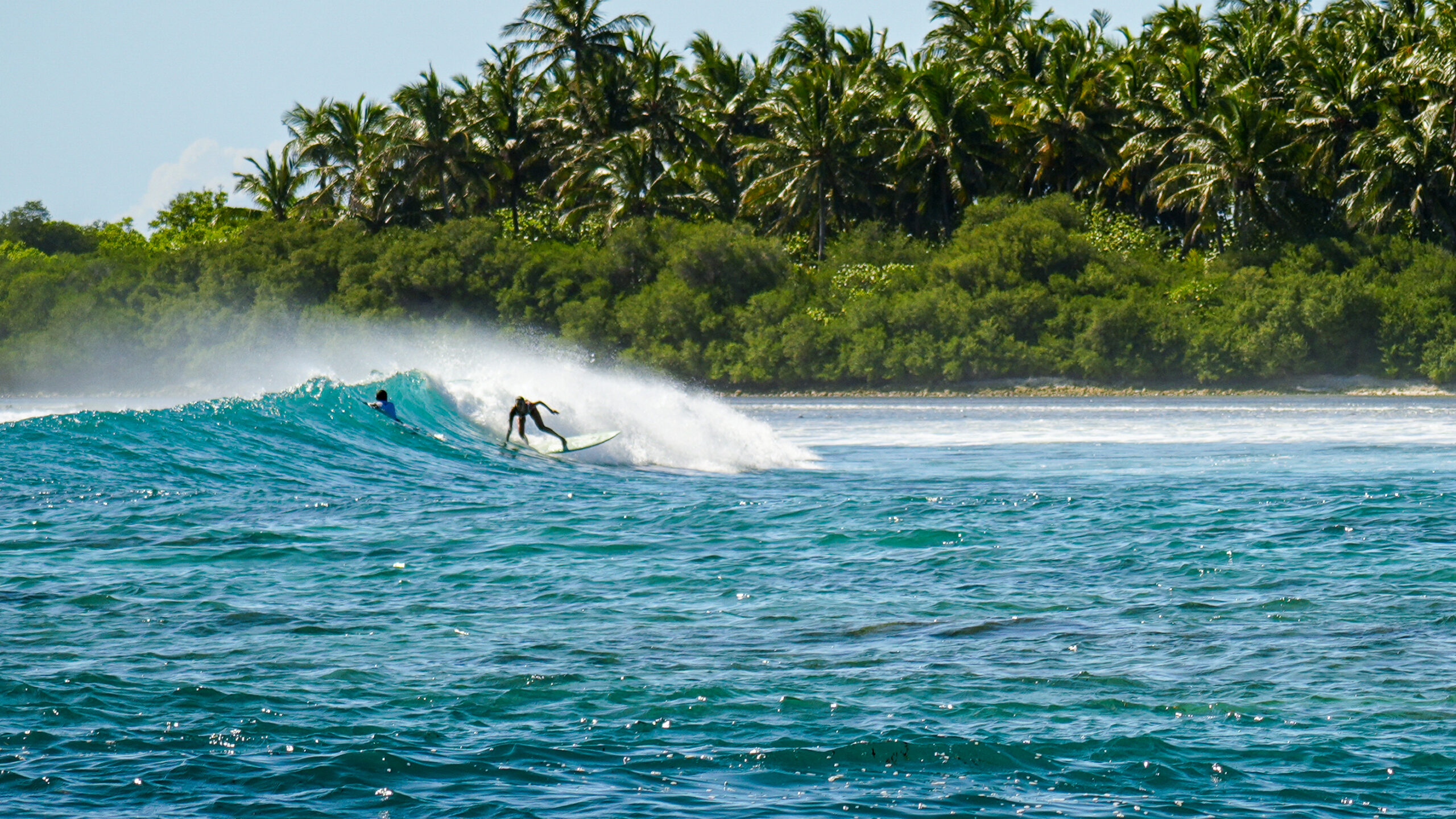 EQ Surf Retreat and Medhufushi : le surf