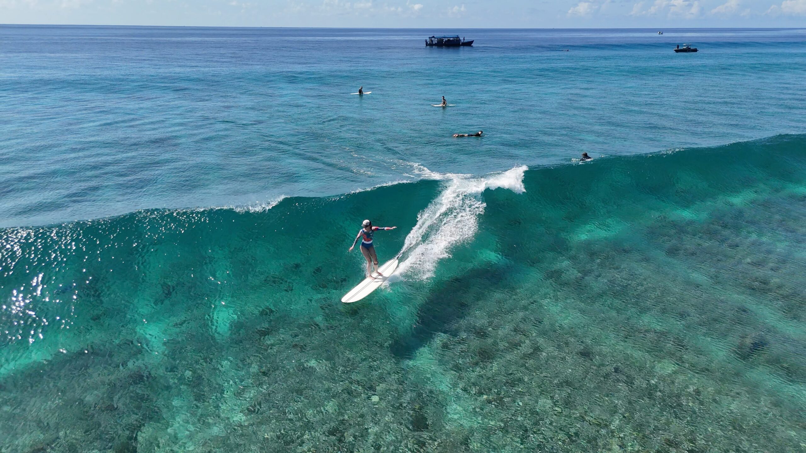 EQ Surf Retreat and Medhufushi : le surf