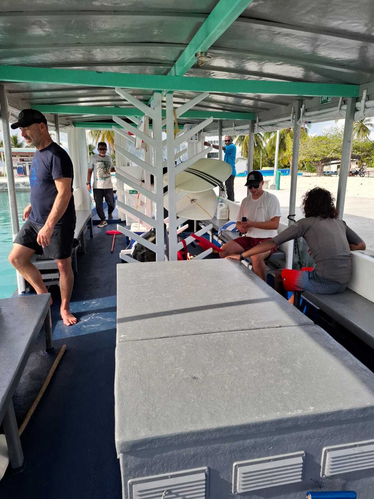 EQ Surf Retreat and Medhufushi : le dhoni