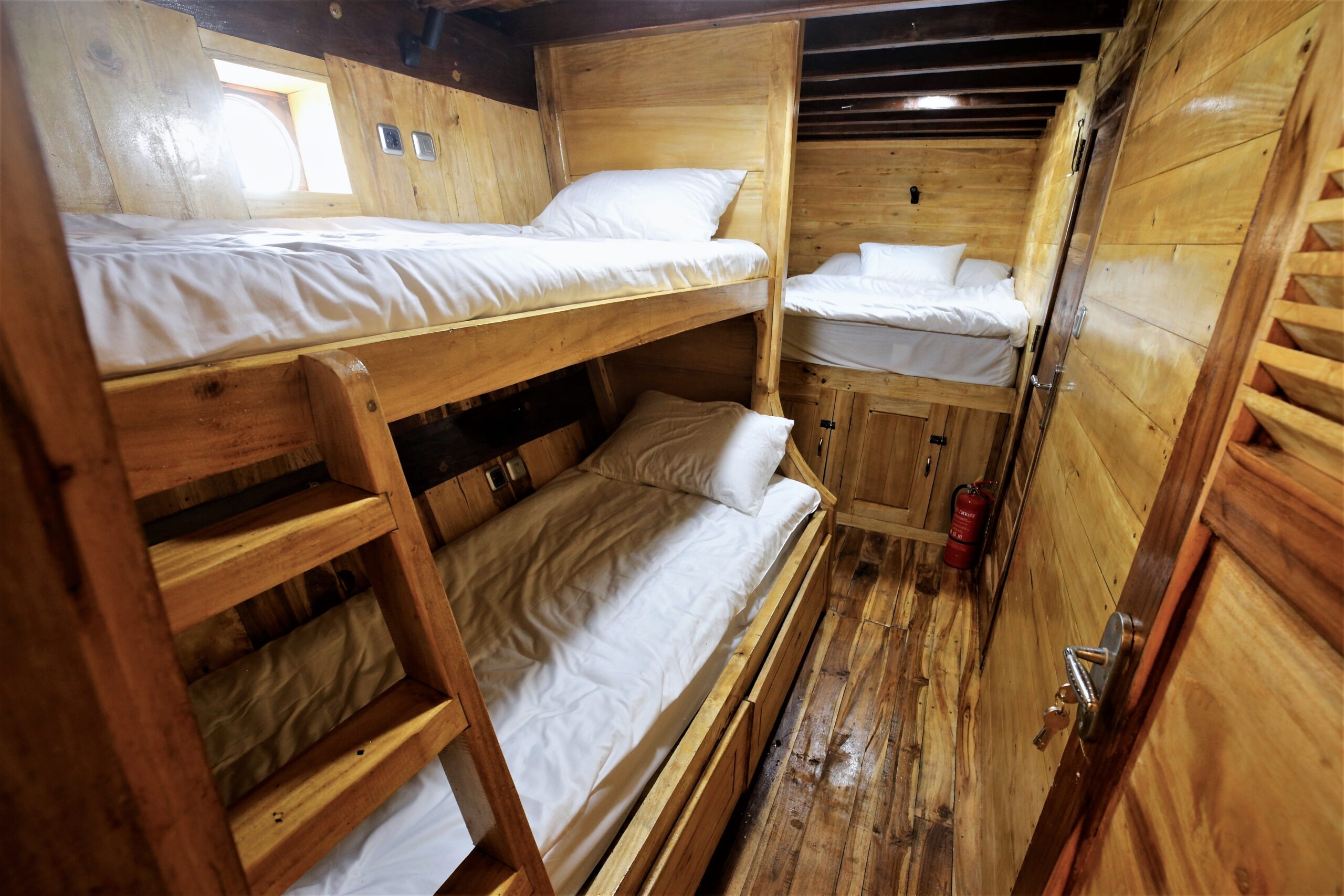 Raja Ombak - Cabin for 3 with (2 single + 1 queen )