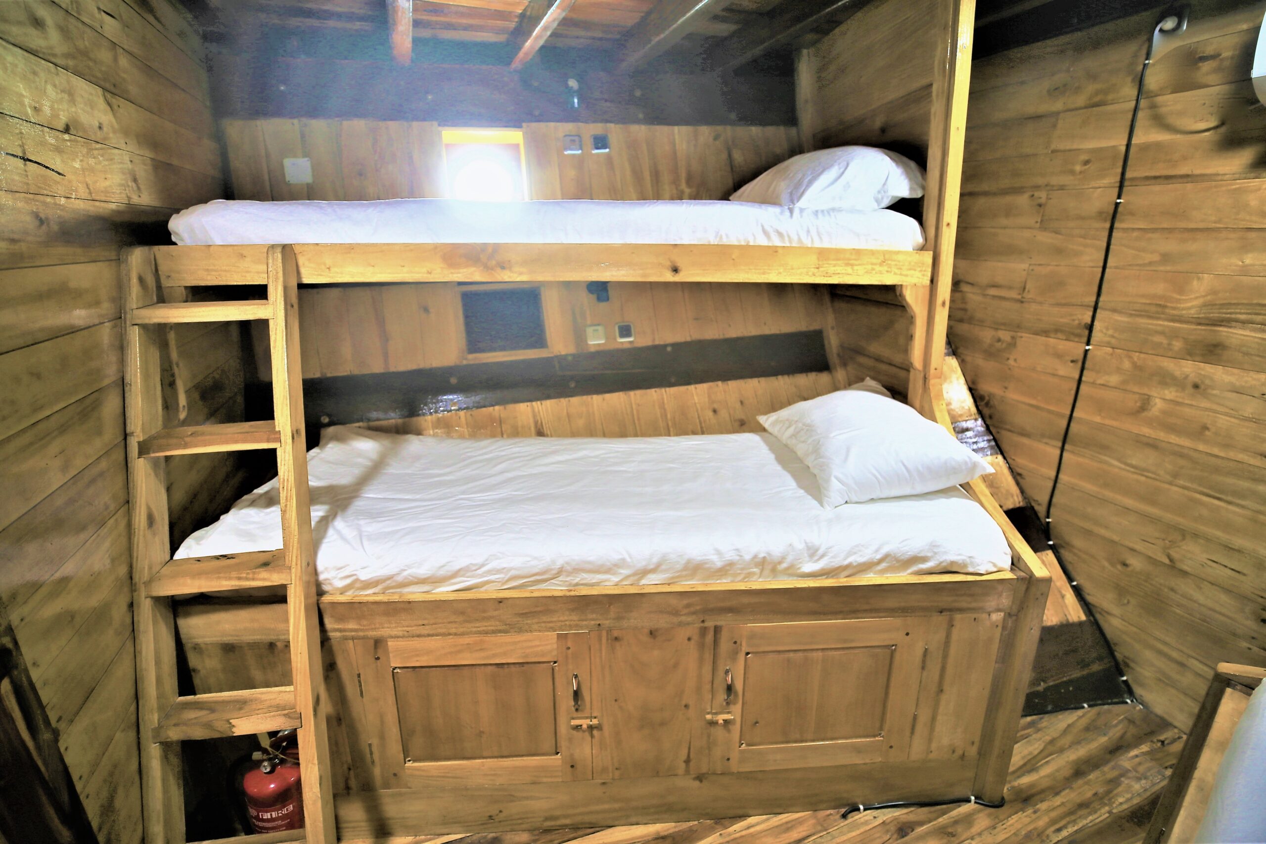 Raja Ombak - Cabin with 4 single beds 2