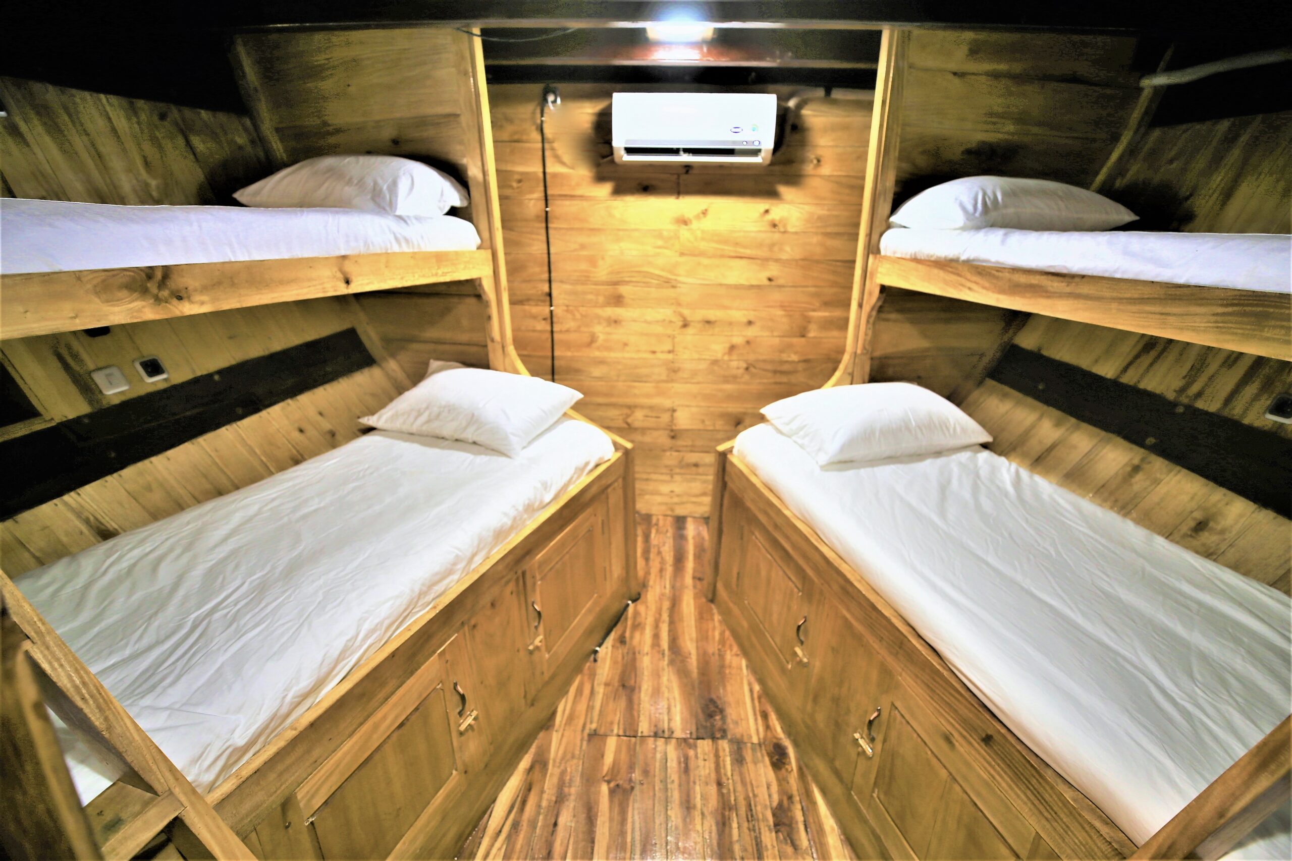Raja Ombak - Cabin with 4 single beds